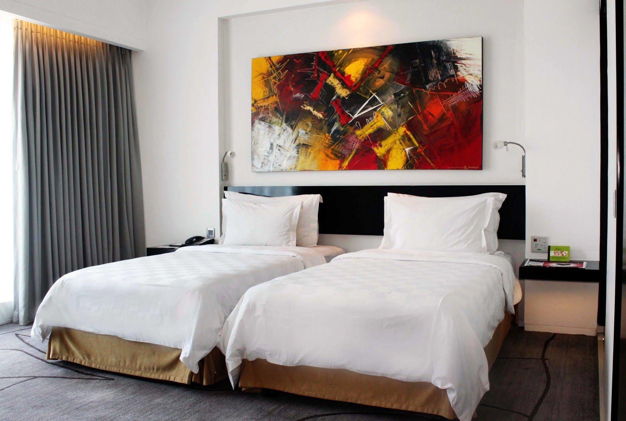 ทีเอส สวีท สุราบายา Hotel ภายนอก รูปภาพ